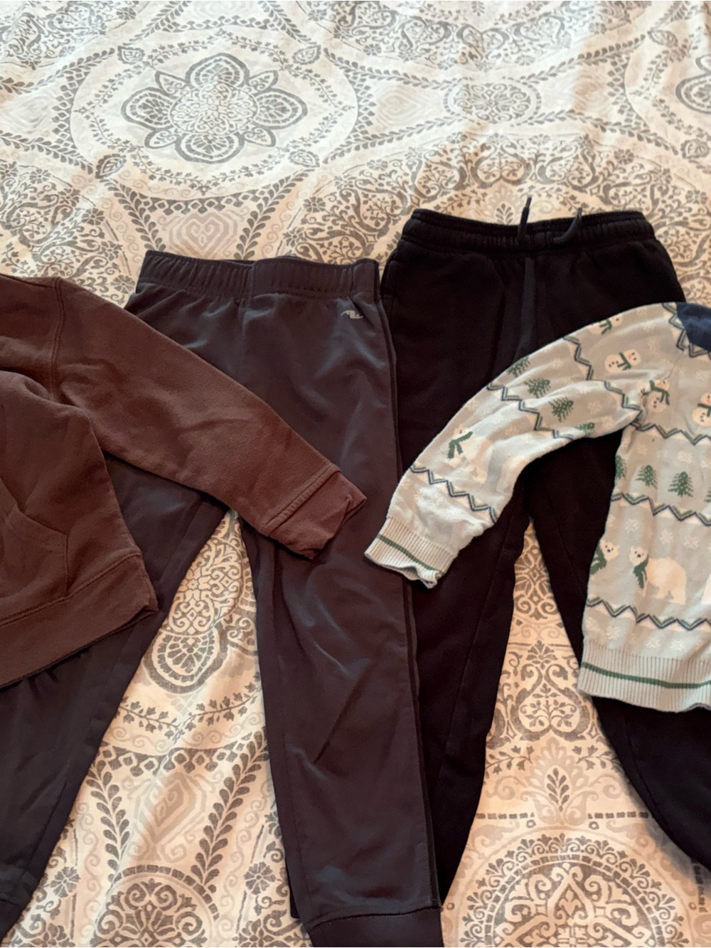 6 size - two joggers, 1 hoodie and 1 Christmas sweater - all EUC